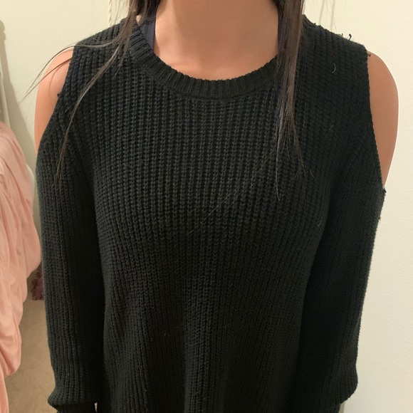 Cold Shoulder sweater - Picture 1 of 1